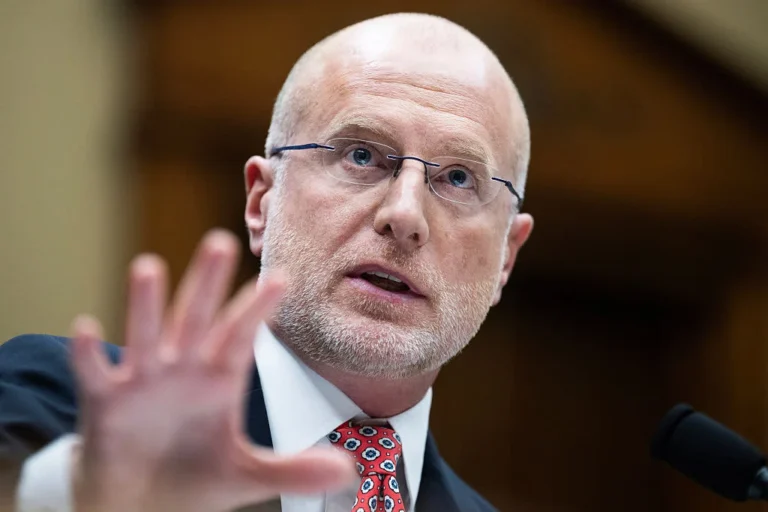 FCC Chairman Brendan Carr Signals Swift Regulatory Path for Paramount Acquisition of Warner Bros Discovery Over Canceled Netflix Proposal