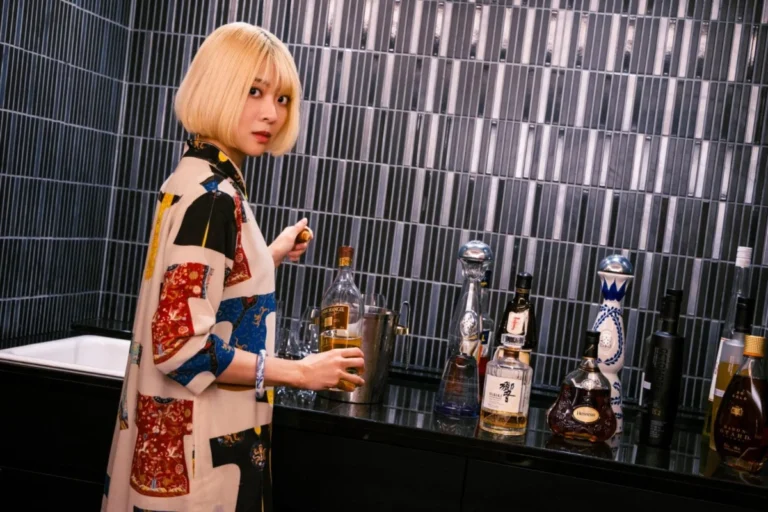 The Golden Bell Heist: A Housewife’s Obsession Fuels a Daring, High-Stakes Crime Comedy