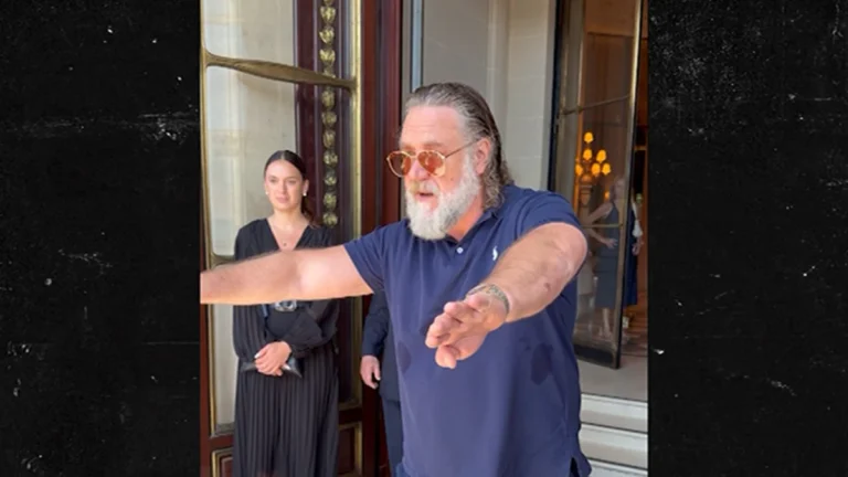 Russell Crowe Explodes on Pushy Autograph Seekers … Back Off Or I’m Gone!!!